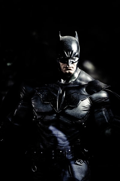 热门美剧《最后生还者》海报：主角在末日废墟中前行